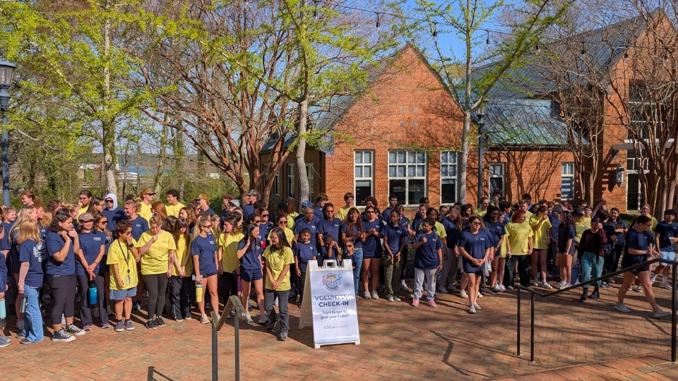 Bay to Bay Service Day Check-in, big group photo