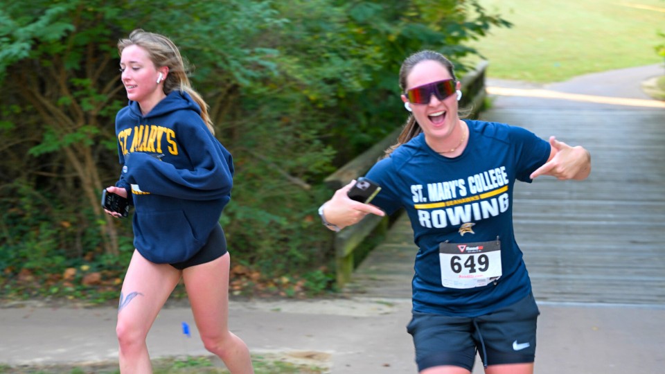 Runners from the varsity rowing team run in the Seahawk Memorial 5K at Hawktoberfest