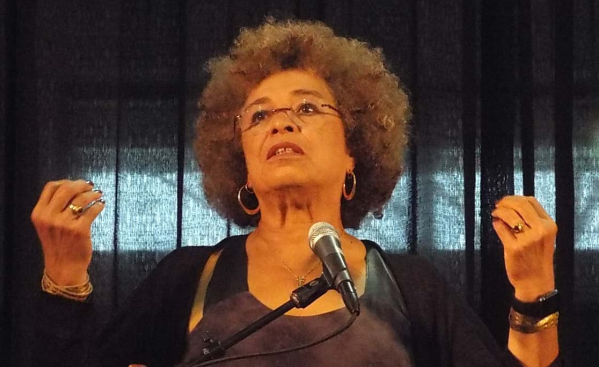 angela-davis-speaking